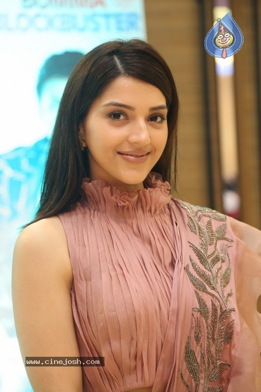 Mehrene Kaur Pirzada Pics - 19 / 21 photos