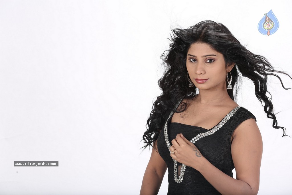 Midhuna New Pics - 52 / 112 photos