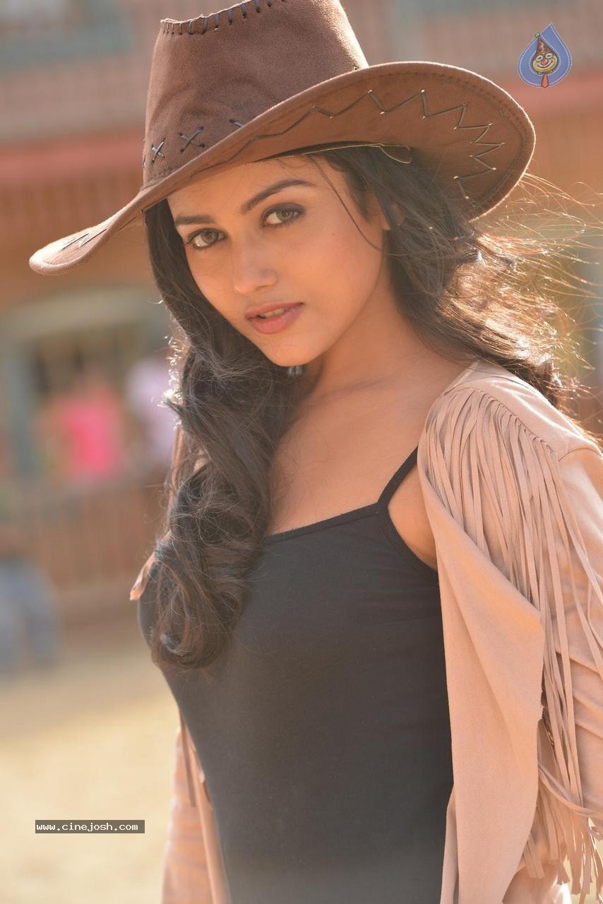 Mishti Chakraborty Gallery - 22 / 61 photos