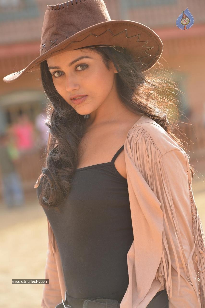 Mishti Chakraborty Gallery - 31 / 61 photos