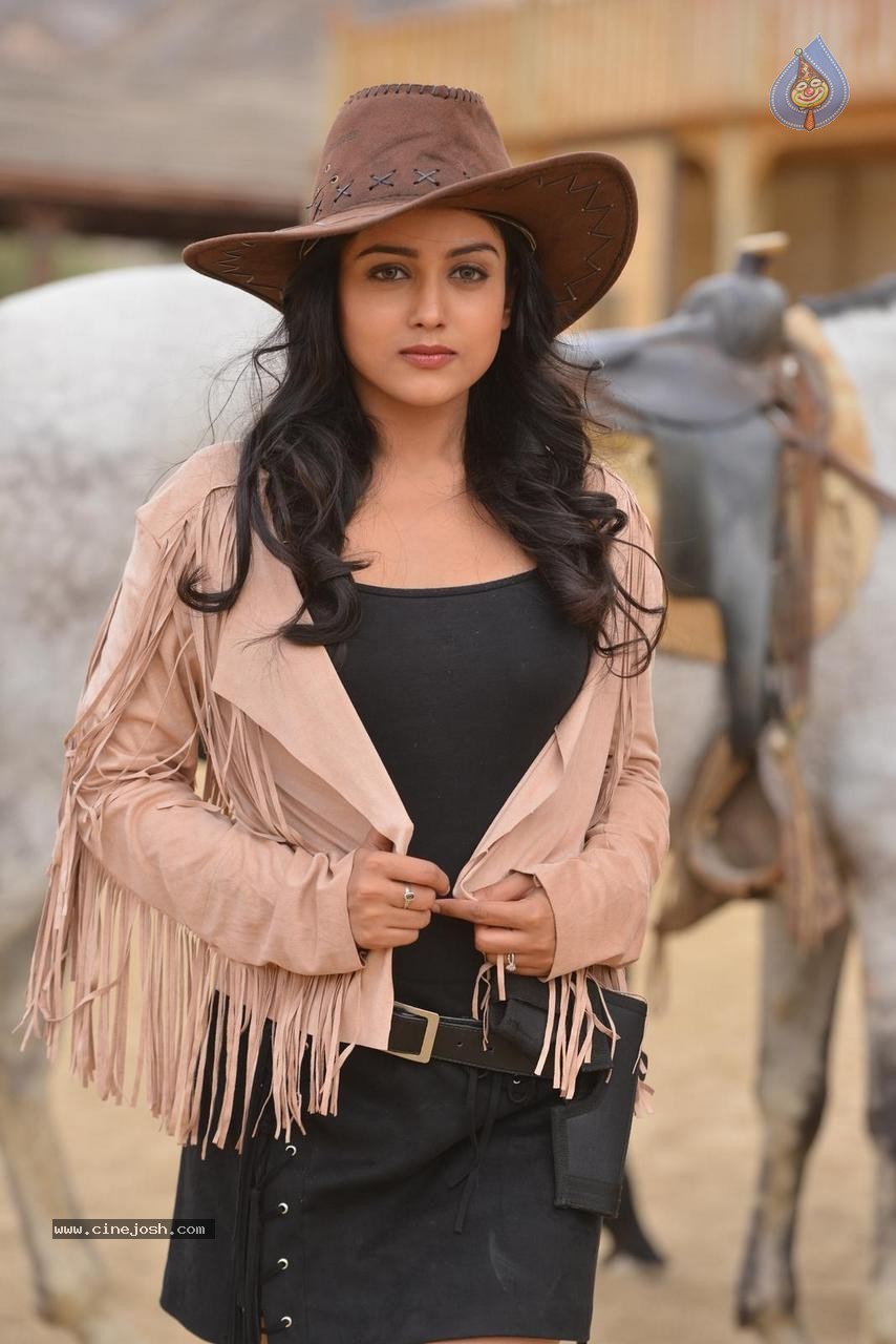Mishti Chakraborty Gallery - 38 / 61 photos