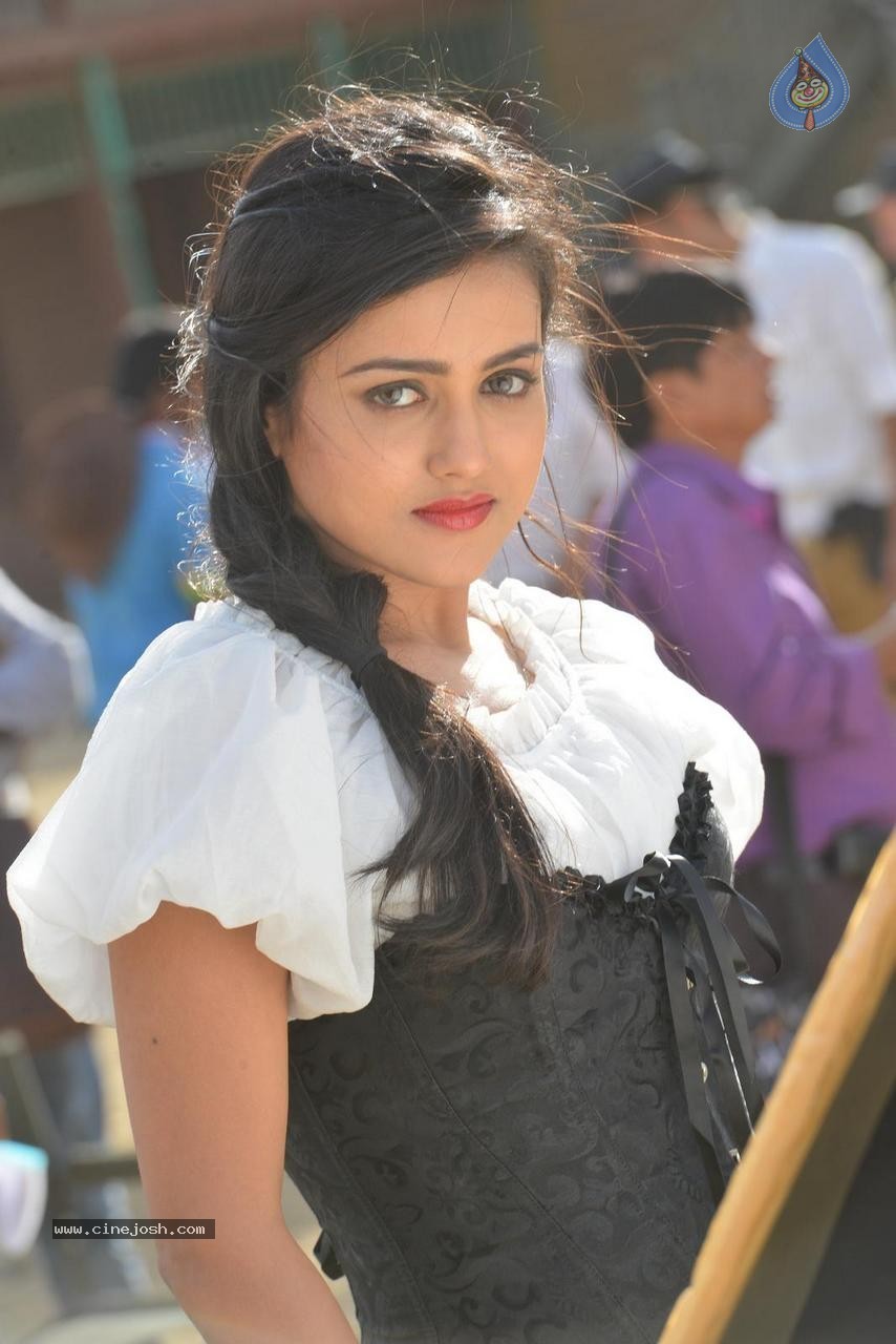 Mishti Chakraborty Gallery - 46 / 61 photos