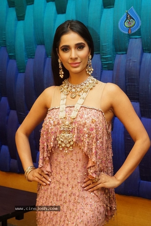 Model Alankrita Sahai New Pics - 4 / 12 photos