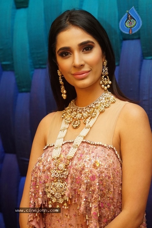 Model Alankrita Sahai New Pics - 10 / 12 photos