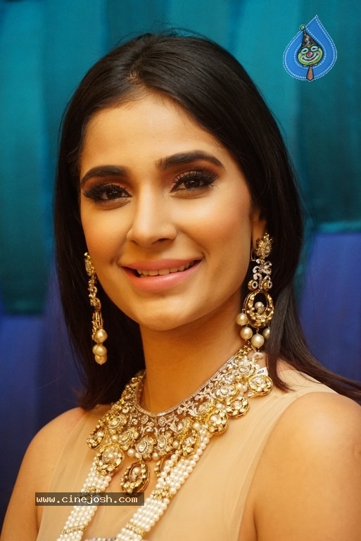 Model Alankrita Sahai New Pics - 12 / 12 photos