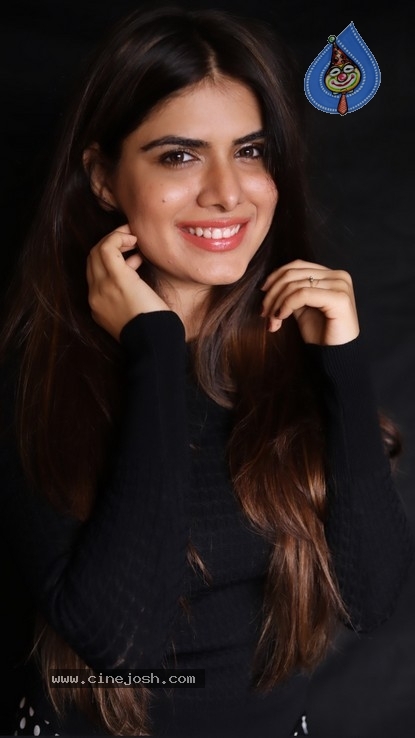 Model Twiinkle Saaj Photos - 1 / 16 photos