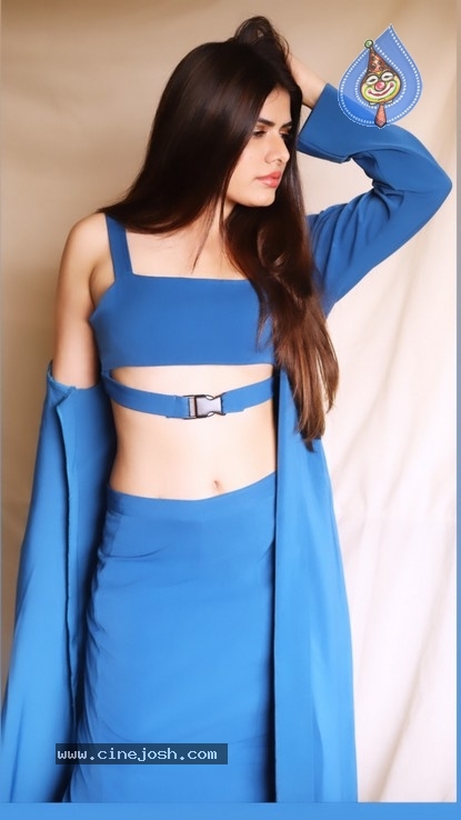 Model Twiinkle Saaj Photos - 4 / 16 photos