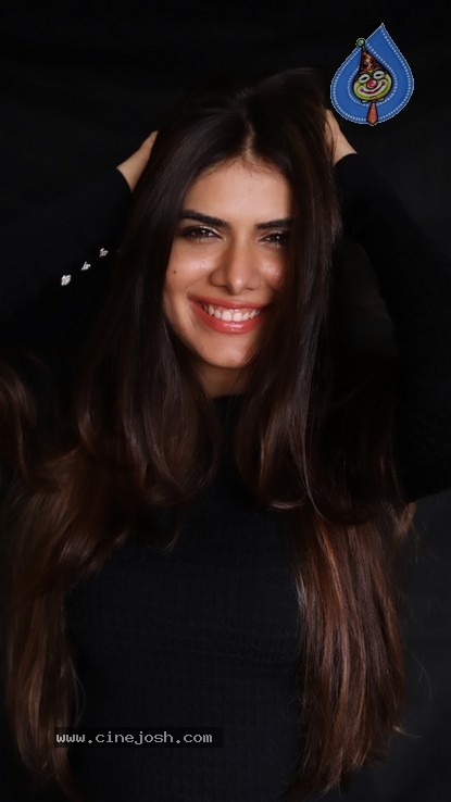 Model Twiinkle Saaj Photos - 9 / 16 photos