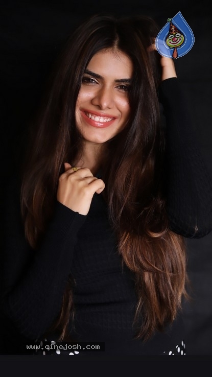 Model Twiinkle Saaj Photos - 14 / 16 photos