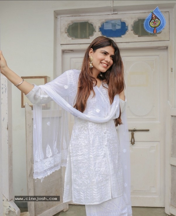 Model Twinkle Saaj Stills - 6 / 12 photos