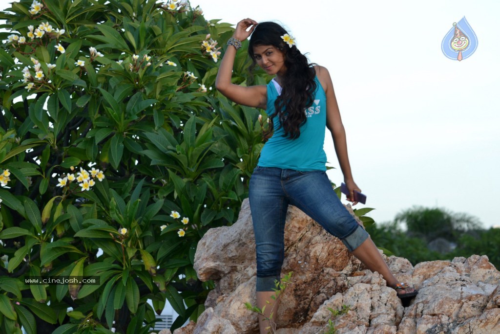 Monal Gajjar New Photos - 34 / 70 photos