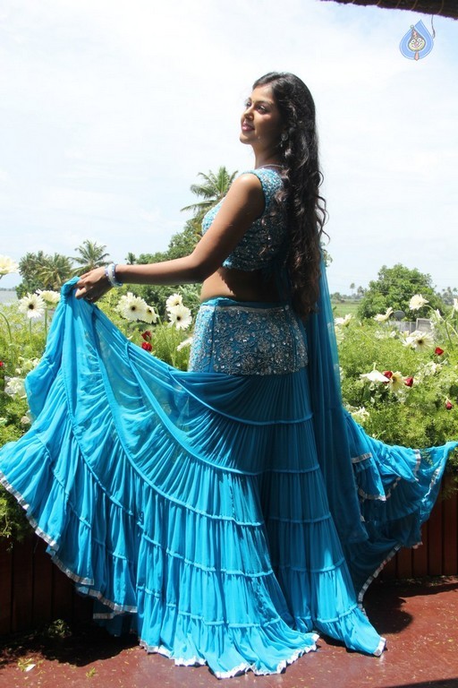 Monal Gajjar New Pics - 13 / 20 photos