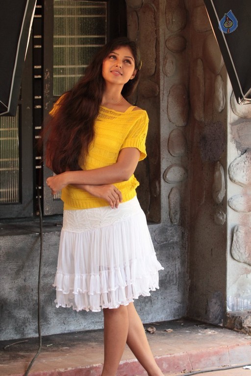 Monal Gajjar New Pics - 19 / 20 photos