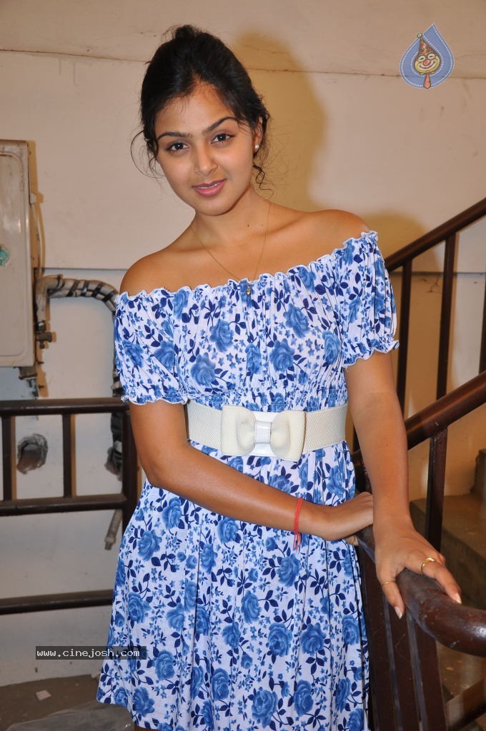 Monal Gajjar New Stills - 6 / 45 photos