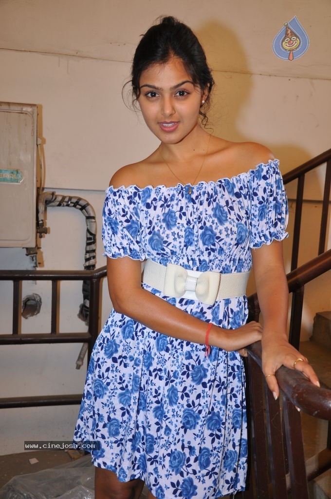 Monal Gajjar New Stills - 18 / 45 photos