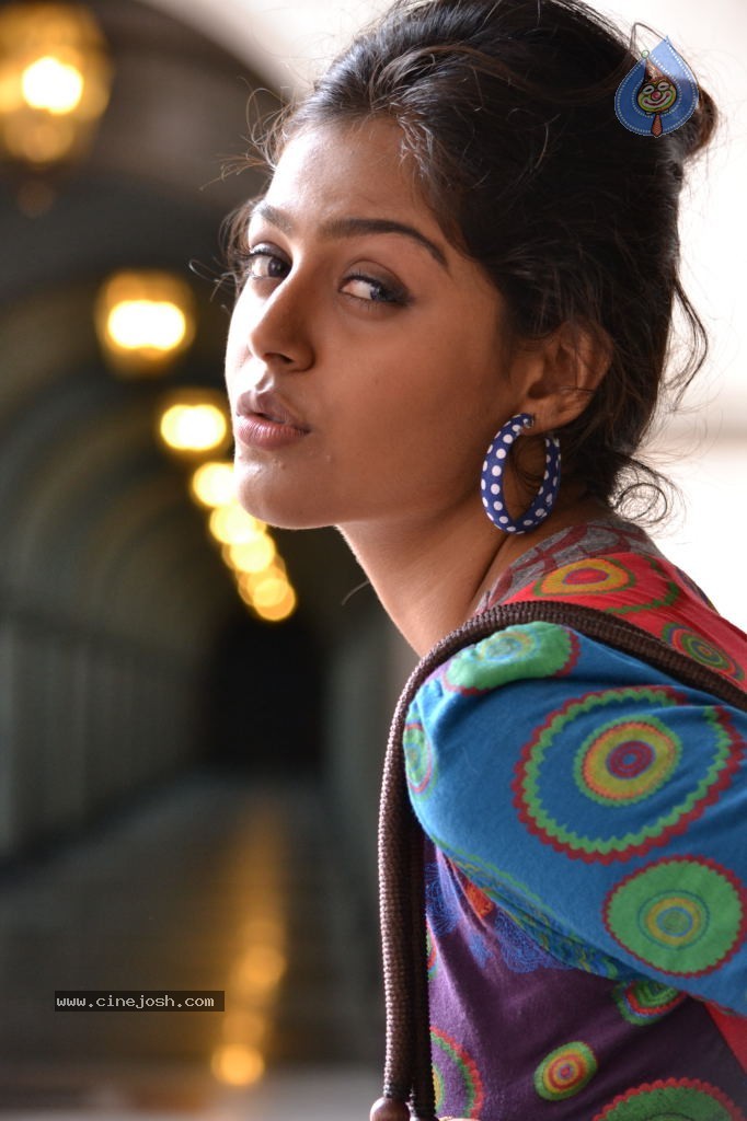 Monal Gajjar New Stills - 21 / 67 photos