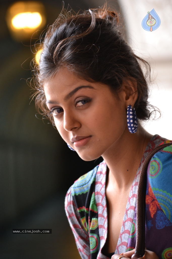 Monal Gajjar New Stills - 28 / 67 photos