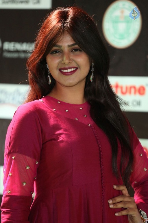 Monal Gajjar Stills at IIFA 2017 - 5 / 15 photos