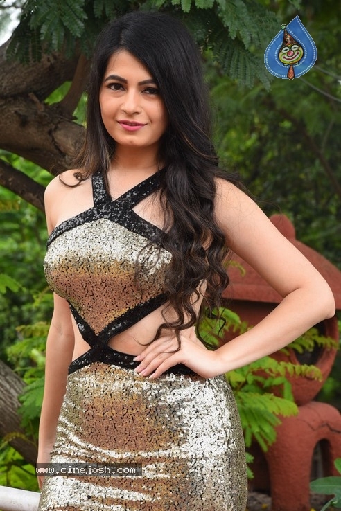 Monal Jagtani Stills - 2 / 15 photos