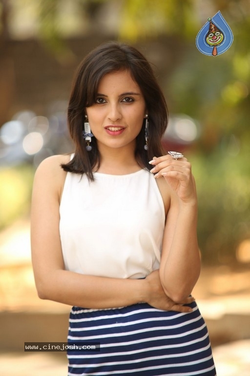Mridanjli Photos - 15 / 36 photos