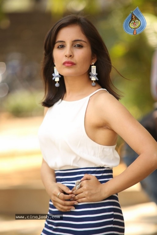 Mridanjli Photos - 17 / 36 photos