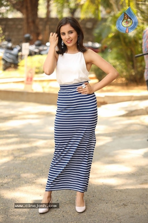 Mridanjli Photos - 20 / 36 photos
