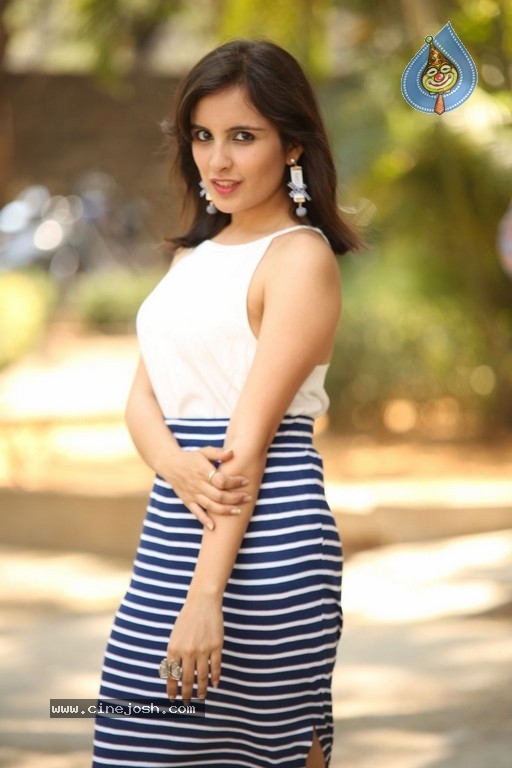 Mridanjli Photos - 23 / 36 photos