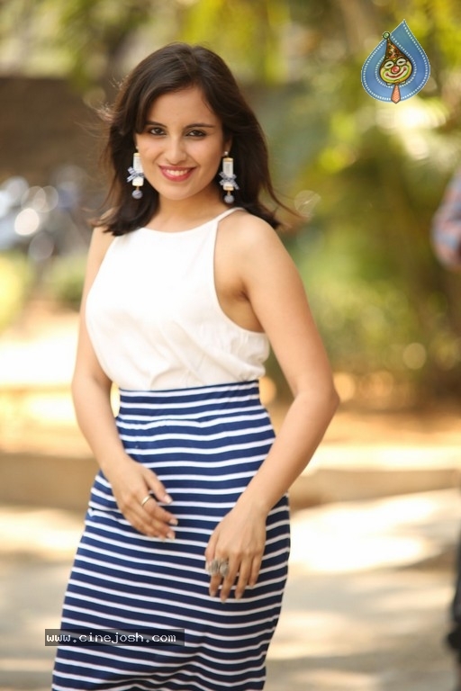 Mridanjli Photos - 30 / 36 photos