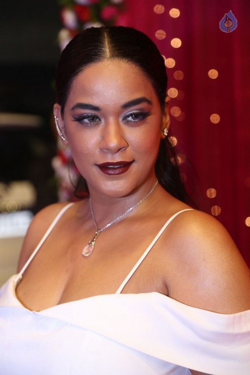 Mumaith Khan at Zee Telugu Apsara Awards - 15 / 21 photos