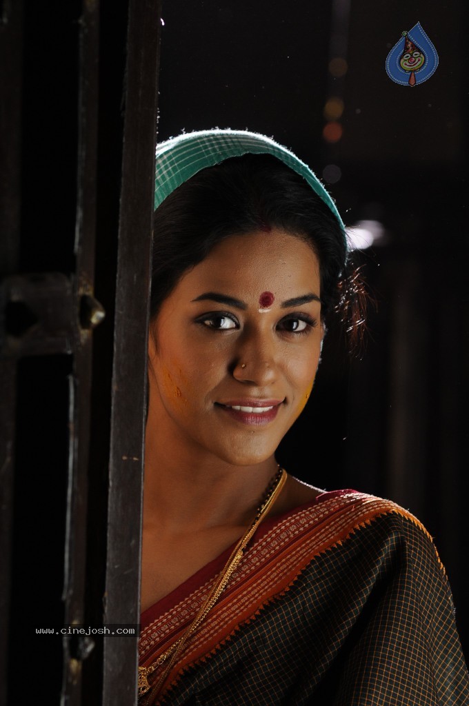 Mumaith Khan Hot Stills - 4 / 82 photos