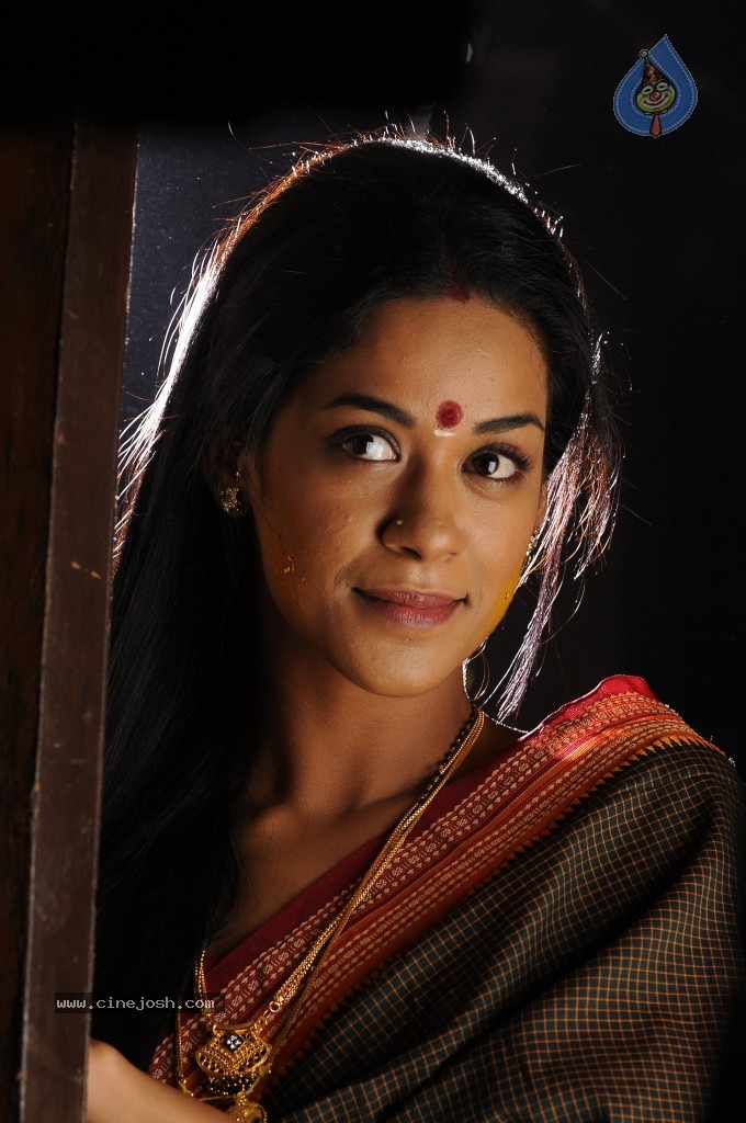 Mumaith Khan Hot Stills - 10 / 82 photos