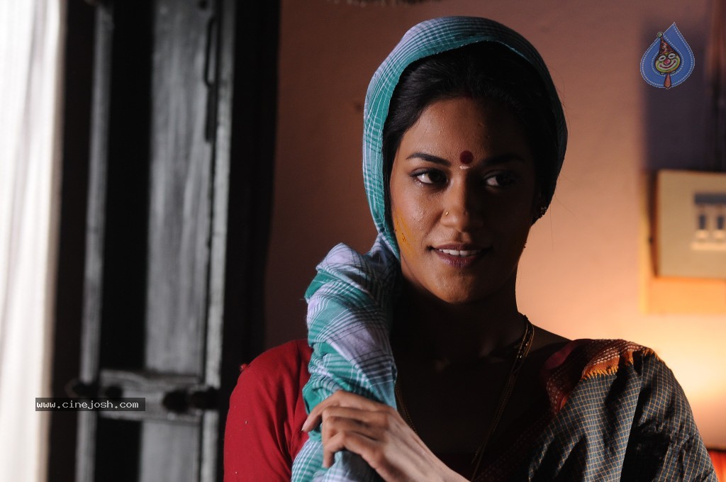 Mumaith Khan Hot Stills - 20 / 82 photos