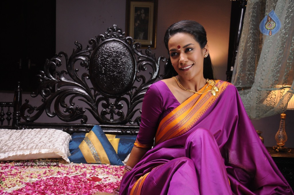 Mumaith Khan Hot Stills - 21 / 82 photos