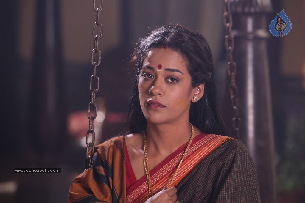 Mumaith Khan Hot Stills - 22 / 82 photos