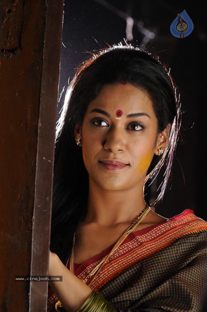 Mumaith Khan Hot Stills - 23 / 82 photos