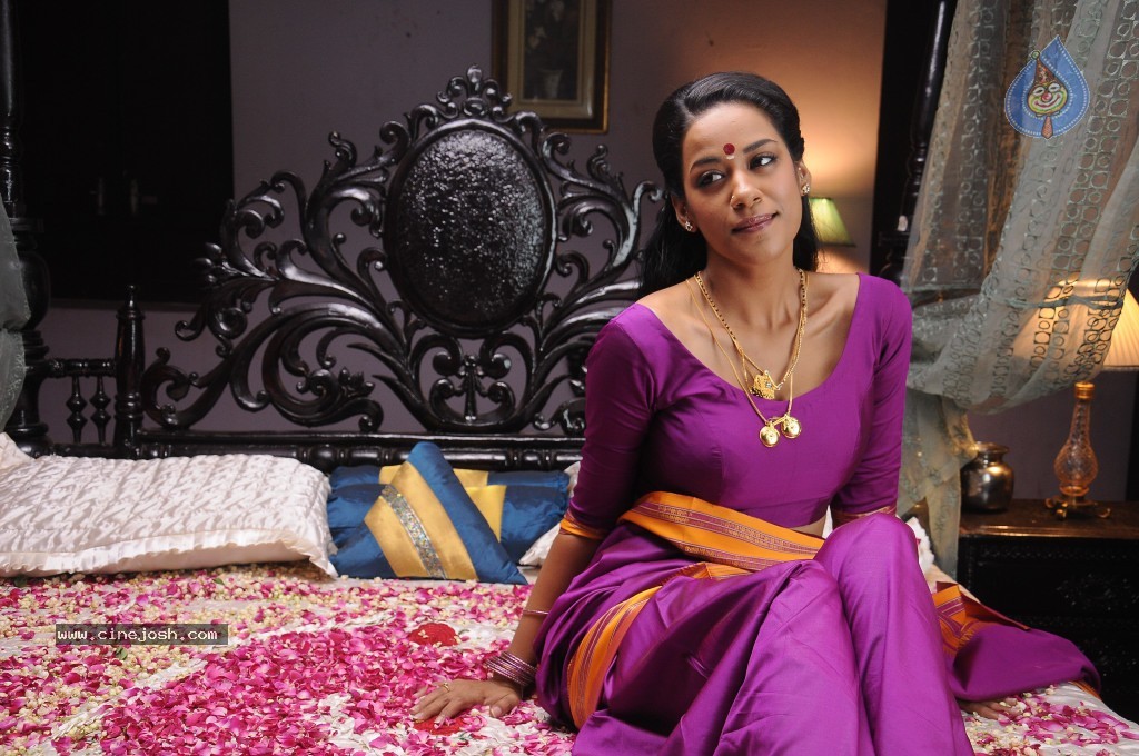 Mumaith Khan Hot Stills - 26 / 82 photos