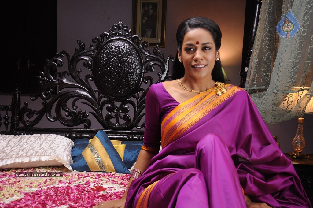 Mumaith Khan Hot Stills - 27 / 82 photos