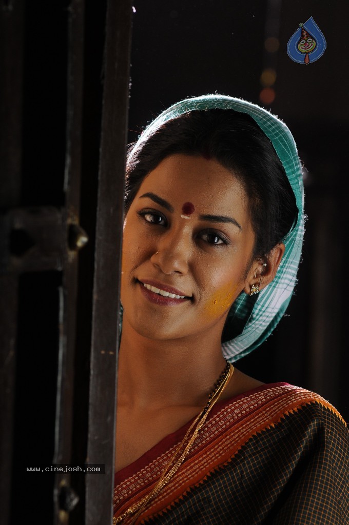 Mumaith Khan Hot Stills - 28 / 82 photos