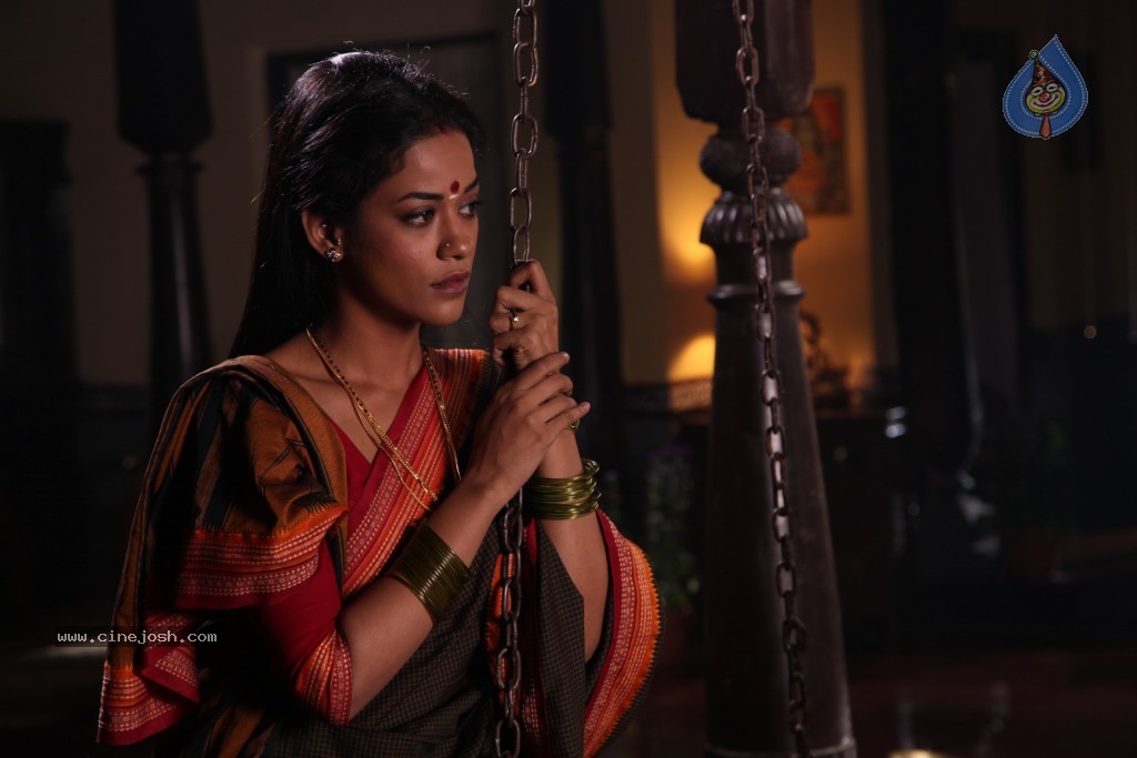 Mumaith Khan Hot Stills - 30 / 82 photos