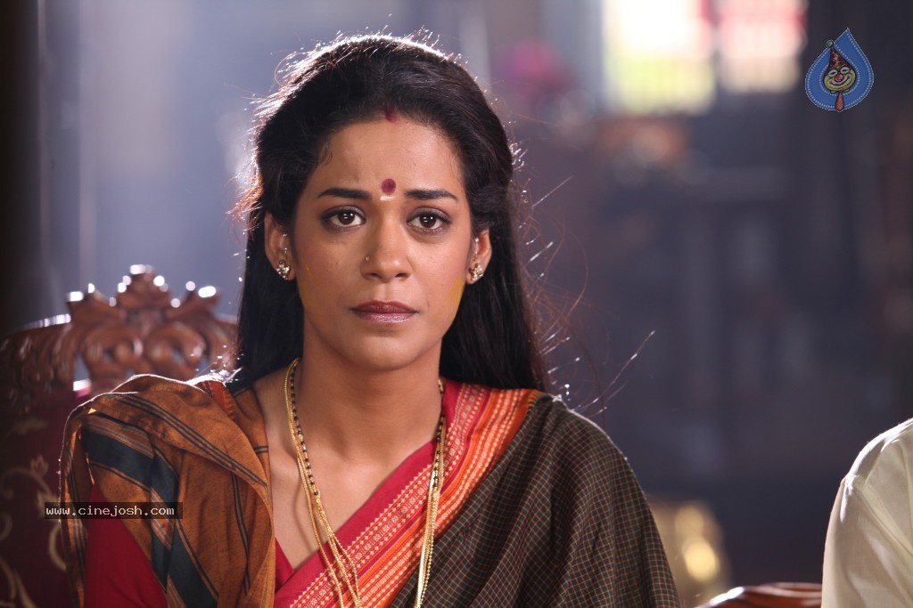 Mumaith Khan Hot Stills - 33 / 82 photos