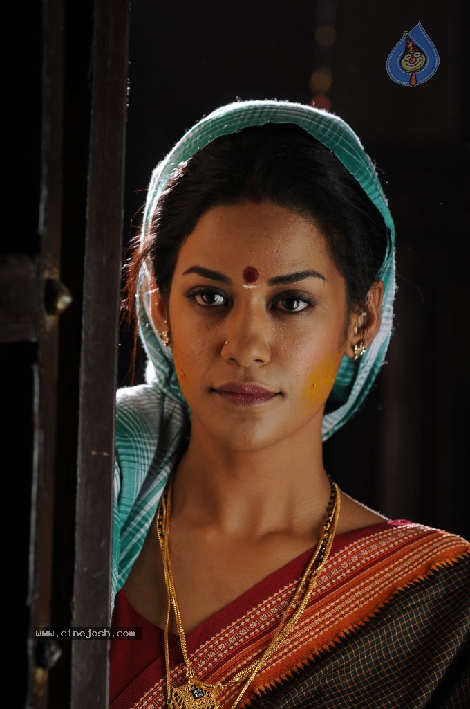 Mumaith Khan Hot Stills - 35 / 82 photos