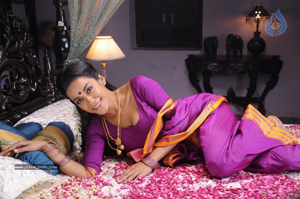 Mumaith Khan Hot Stills - 38 / 82 photos