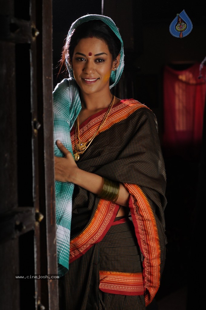 Mumaith Khan Hot Stills - 40 / 82 photos
