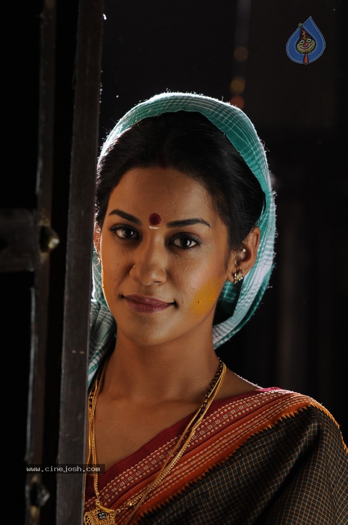 Mumaith Khan Hot Stills - 42 / 82 photos