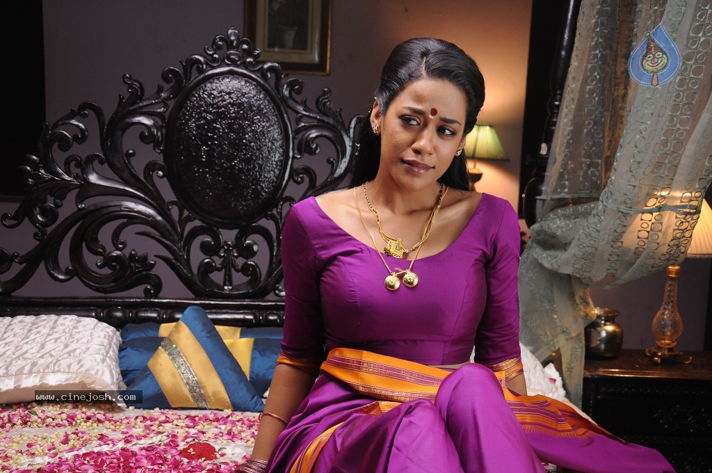Mumaith Khan Hot Stills - 73 / 82 photos