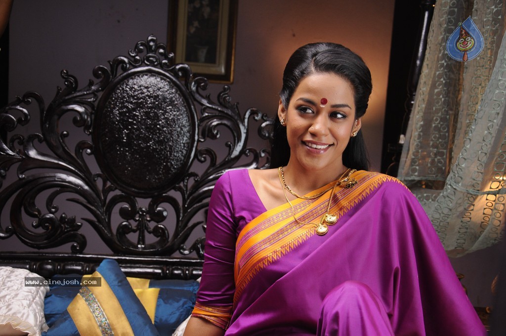 Mumaith Khan Hot Stills - 80 / 82 photos