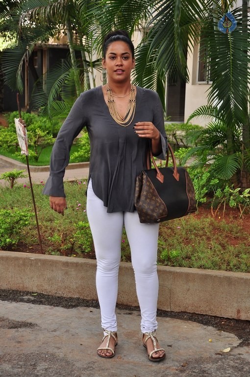 Mumaith Khan Latest Pics - 5 / 38 photos