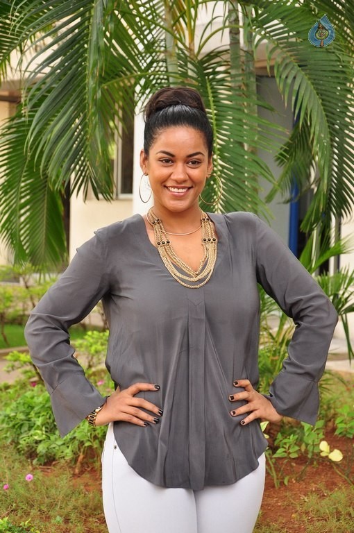 Mumaith Khan Latest Pics - 20 / 38 photos
