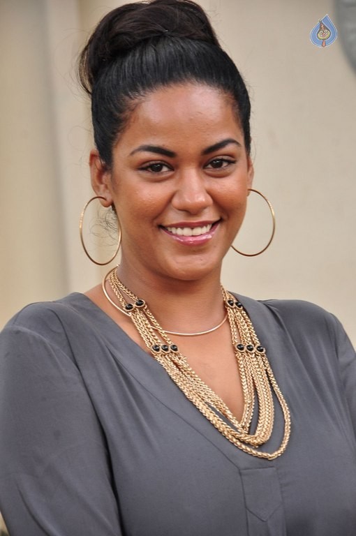 Mumaith Khan Latest Pics - 23 / 38 photos