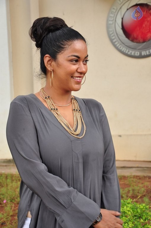 Mumaith Khan Latest Pics - 24 / 38 photos